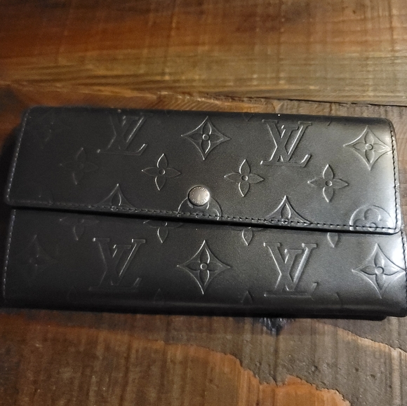 Louis Vuitton Handbags - Authentic LV Vernis Sarah Wallet